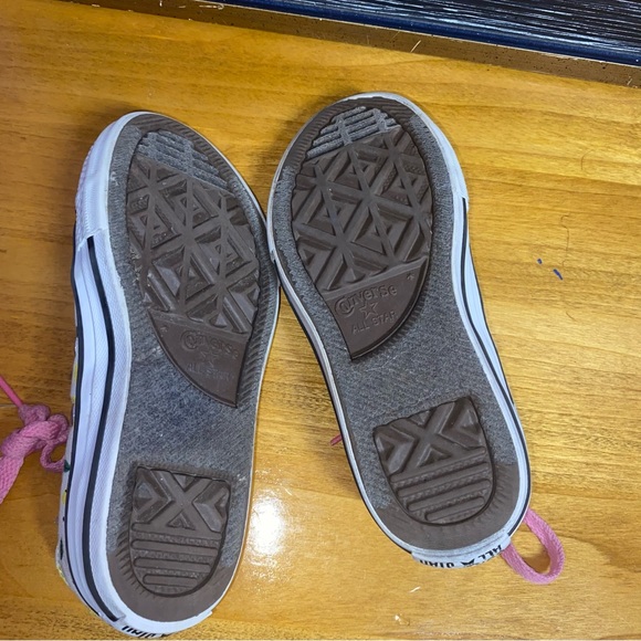 Sold   Converse All Star Chuck Taylor's Low Top Size 11 Youth Kids Girls Lemons - Picture 6 of 7